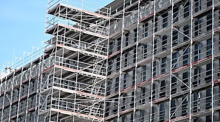 Wirtschaftsbau boomt im Osten aber der öffentliche Bau schwächelt. (Archivbild) / Foto: Bernd Weißbrod/dpa