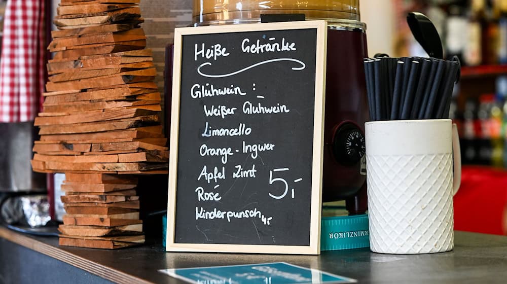 Viele Weihnachtsmärkte öffnen in Berlin am 24. November – an einigen Orten kann man aber schon Punsch und Co. trinken. (Archivbild) / Foto: Jens Kalaene/dpa