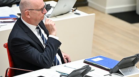 Brandenburgs Ministerpräsident Dietmar Woidke (SPD) äußert sich zur internen Krise der BSW-Landtagsfraktion (Archivbild).  / Foto: Jens Kalaene/dpa