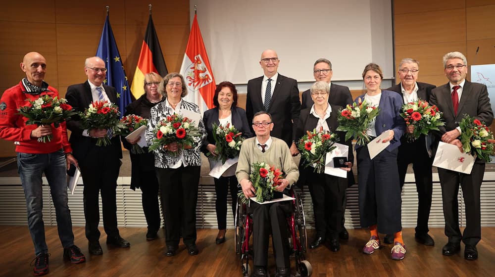 Brandenburgs Ministerpräsident Dietmar Woidke (SPD) hat Verdienstmedaillen an elf Männer und Frauen verliehen (Handout). / Foto: Andy Lange/Staatskanzlei, Presseamt/dpa