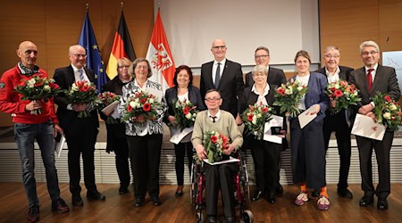 Brandenburgs Ministerpräsident Dietmar Woidke (SPD) hat Verdienstmedaillen an elf Männer und Frauen verliehen (Handout). / Foto: Andy Lange/Staatskanzlei, Presseamt/dpa