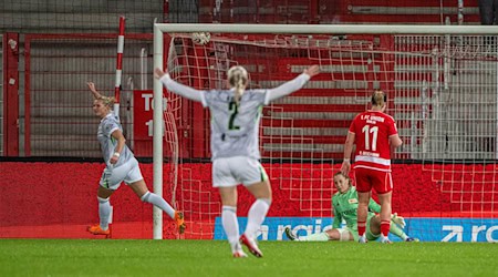 Wolfsburgs Alexandra Popp (l.) erzielt das Tor zum 2:1 bei den Berlinerinnen. / Foto: Matthias Koch/dpa