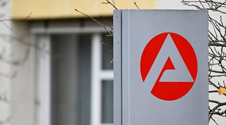 In Brandenburg gab es im November etwas mehr Arbeitslose als im Vormonat. (Archivbild) / Foto: Soeren Stache/dpa