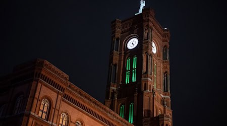 Weithin sichtbar waren am Sonntagabend die grün leuchtenden Fenster am Roten Rathaus.  / Foto: Fabian Sommer/dpa
