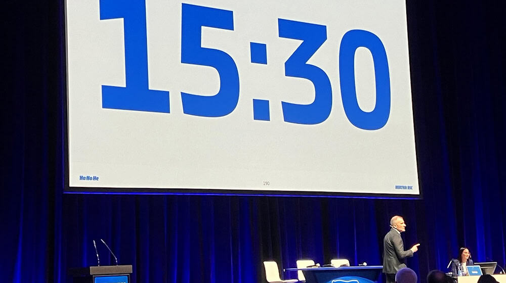 Görlich schwört die Berliner auf die Zukunft ein.  / Foto: David Langenbein/dpa