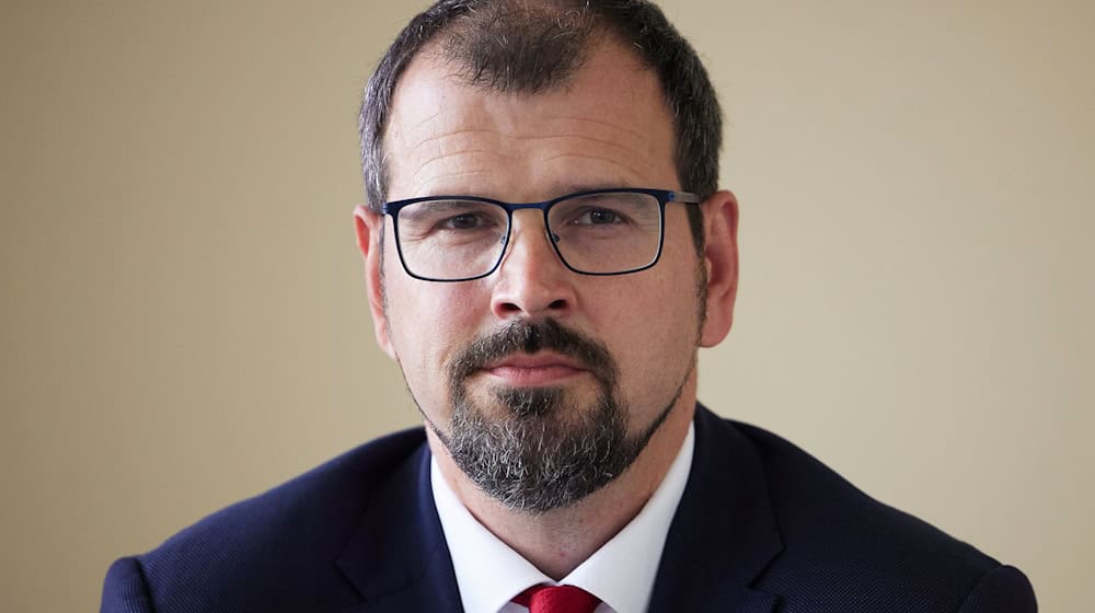 Bildungsminister Steffen Freiberg will Lehrerinnen und Lehrer entlasten, nachdem sie zu mehr Unterrichtsstunden verpflichtet wurden. (Archivbild) / Foto: Joerg Carstensen/dpa