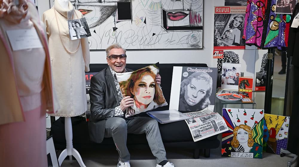 Ein kleiner Schrein: Visagist René Koch erinnert an seine Hilde. / Foto: Jens Kalaene/dpa