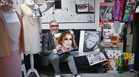 Ein kleiner Schrein: Visagist René Koch erinnert an seine Hilde. / Foto: Jens Kalaene/dpa