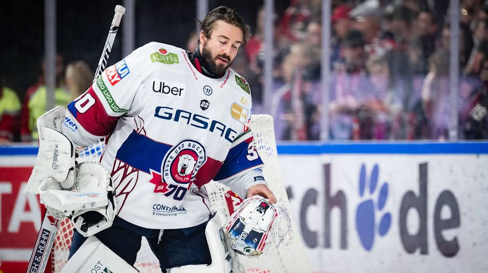 Torhüter Jake Hildebrand kassierte mit den Eisbären Berlin eine 5:8-Niederlage in Ingolstadt. (Archivbild) / Foto: Marius Becker/dpa
