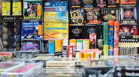 Die Berliner Polizei hat mehr 140.000 illegale Feuerwerkskörper beschlagnahmt. (Archivbild) / Foto: Sebastian Kahnert/dpa-Zentralbild/dpa