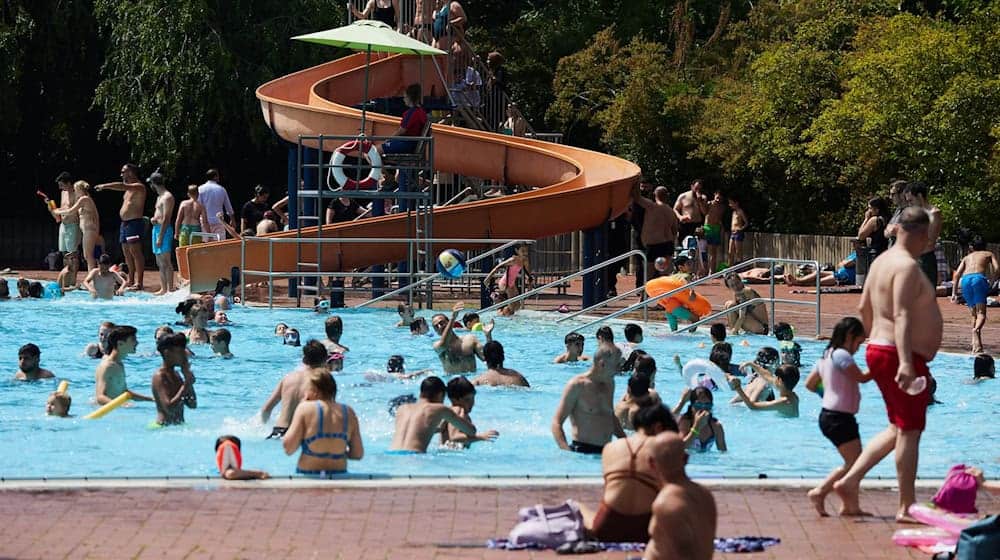 Zahlreiche kleinere Straftaten in der Sommersaison in Berliner Freibädern. (Archivbild) / Foto: Jörg Carstensen/dpa