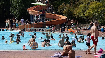 Zahlreiche kleinere Straftaten in der Sommersaison in Berliner Freibädern. (Archivbild) / Foto: Jörg Carstensen/dpa