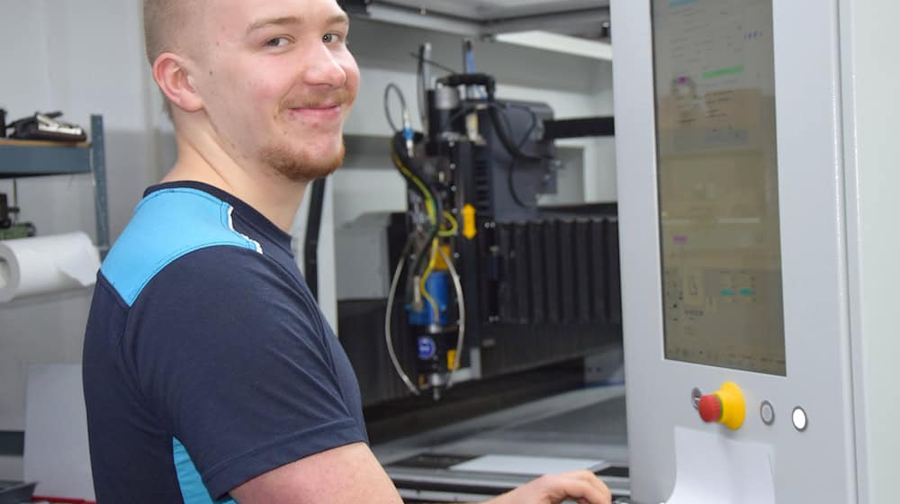 Robert Norwik Ziegler, Graveur mit der Spezialisierung Reliefgraviertechnik, hat beim Bundeswettbewerb «German Craft Skills» den ersten Platz erreicht. / Foto: Veronika Martin/HWK Cottbus/dpa