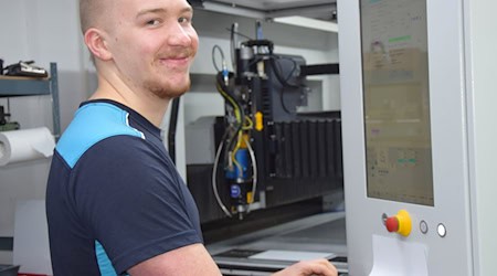 Robert Norwik Ziegler, Graveur mit der Spezialisierung Reliefgraviertechnik, hat beim Bundeswettbewerb «German Craft Skills» den ersten Platz erreicht. / Foto: Veronika Martin/HWK Cottbus/dpa