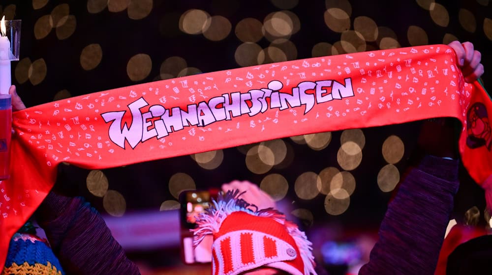 Viele Union-Fans lassen sich das Weihnachtssingen nicht entgehen. / Foto: Sebastian Christoph Gollnow/dpa