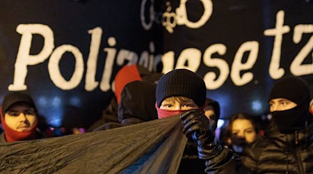 Die Polizei schätzt etwa 700 Teilnehmer auf der Demonstration. / Foto: Carsten Koall/dpa