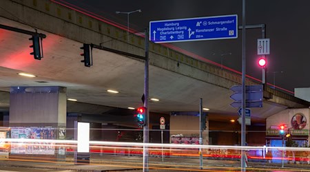 Die A100-Brücke über die Mecklenburgische Straße soll bei eingschränktem Verkehr saniert werden. (Archivbild) / Foto: Soeren Stache/dpa