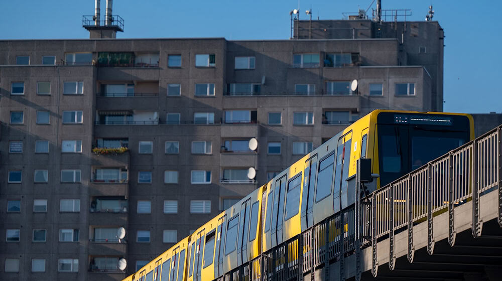 Auf der U3 will die BVG ab Sonntag längere Züge einsetzen. (Archivbild) / Foto: Monika Skolimowska/dpa-Zentralbild/dpa