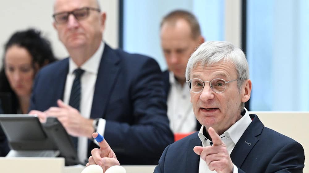 AfD-Fraktionschef Berndt (vorne) will Brandenburgs SPD-Regierungschef Woidke (links) zur Vertrauensfrage bewegen. Damit soll geklärt werden, ob der Ministerpräsident noch die Unterstützung der Parlamentsmehrheit hat. (Archivbild)  / Foto: Jens Kalaene/dpa