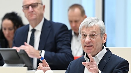 AfD-Fraktionschef Berndt (vorne) will Brandenburgs SPD-Regierungschef Woidke (links) zur Vertrauensfrage bewegen. Damit soll geklärt werden, ob der Ministerpräsident noch die Unterstützung der Parlamentsmehrheit hat. (Archivbild)  / Foto: Jens Kalaene/dpa