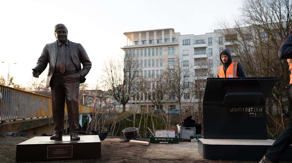 Das Zentrum für Politische Schönheit hat ein Walter-Lübcke-Denkmal vor der CDU-Parteizentrale in Berlin errichtet.  / Foto: Markus Lenhardt/dpa