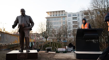 Das Zentrum für Politische Schönheit hat ein Walter-Lübcke-Denkmal vor der CDU-Parteizentrale in Berlin errichtet.  / Foto: Markus Lenhardt/dpa