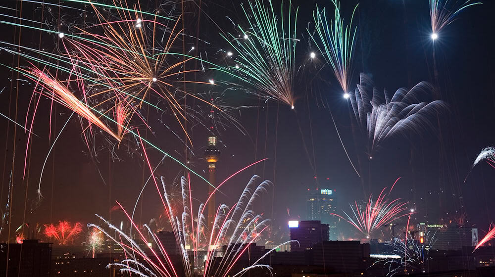 Viele Menschen hoffen auf ein friedliches Silvester in Berlin (Archivbild).  / Foto: Robert Schlesinger/dpa