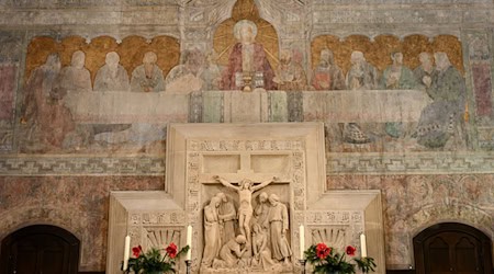 Die Wandmalerei wurde nach den Zweiten Weltkrieg übermalt. / Foto: Britta Pedersen/dpa