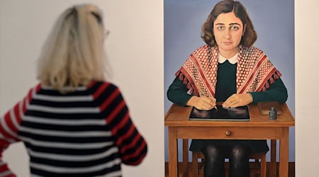 Eine Ausstellung im Potsdamer Museum Fluxus+ zeigt Anne Frank mit Kufiya - auch Palästinensertuch genannt - und sorgt für Kritik.  / Foto: Michael Bahlo/dpa