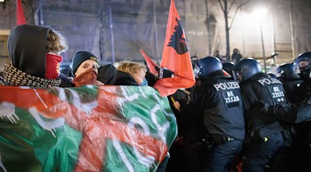 Die Polizei hat eine Anti-Polizei-Demo in Friedrichshain aufgelöst. / Foto: Carsten Koall/dpa