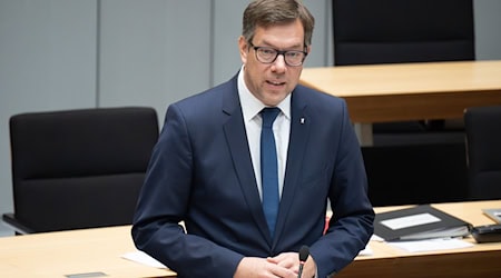 Christian Hochgrebe (SPD) spricht in einer Plenarsitzung des Berliner Abgeordnetenhauses über die diesjährigen Böller-Verbotszonen.  / Foto: Sebastian Christoph Gollnow/dpa