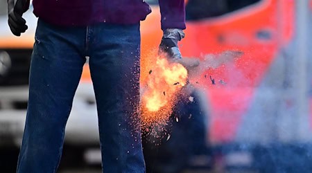 Silvester bedeutet für die Berliner Feuerwehr die größte Herausforderung des Jahres.  / Foto: Sebastian Christoph Gollnow/dpa
