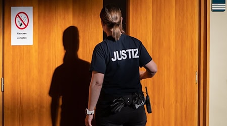 Die Staatsanwaltschaft wirft dem 54 Jahre alten Autofahrer Fahrlässigkeit vor. (Symbolbild) / Foto: Friso Gentsch/dpa