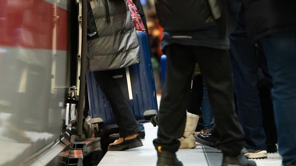 Über die Feiertage verreisen viele Menschen mit der Bahn. (Archivbild)  / Foto: Markus Lenhardt/dpa
