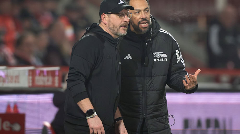  Trainer Steffen Baumgart (l, 1. FC Union Berlin) durfte endlich wieder Stürmertore bejubeln. / Foto: Soeren Stache/dpa