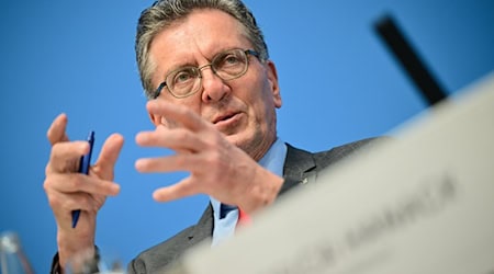 Bauseantor Christian Gaebler (SPD) hat ein Faible für Chormusik. (Archivbild)  / Foto: Sebastian Gollnow/dpa