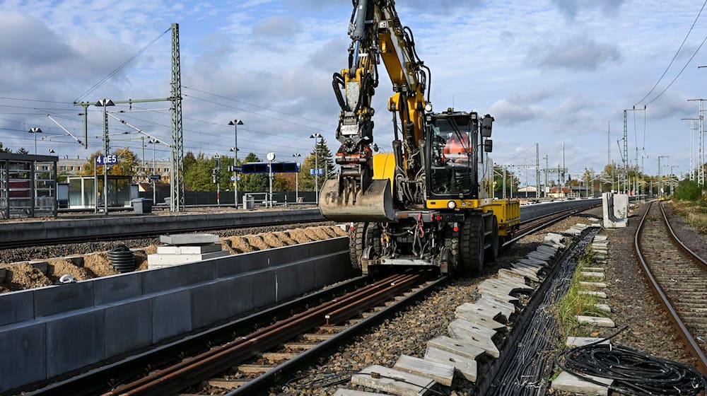 Die Oberbauarbeiten auf der Bahnstrecke Hamburg-Berlin sind inzwischen abgeschlossen. (Archivbild) / Foto: Jens Kalaene/dpa