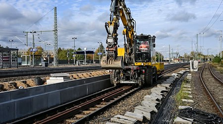 Die Oberbauarbeiten auf der Bahnstrecke Hamburg-Berlin sind inzwischen abgeschlossen. (Archivbild) / Foto: Jens Kalaene/dpa