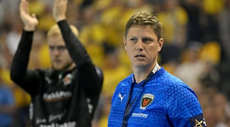 Füchse-Trainer Nicolej Krickau gehen langsam die Rückraumspieler aus / Foto: Piotr Polak/PAP/dpa