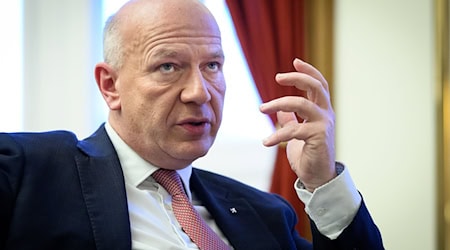 Berlins Regierender Bürgermeister Kai Wegner (CDU) sagt Silvester-Chaoten den Kampf an. (Archivbild)  / Foto: Bernd von Jutrczenka/dpa