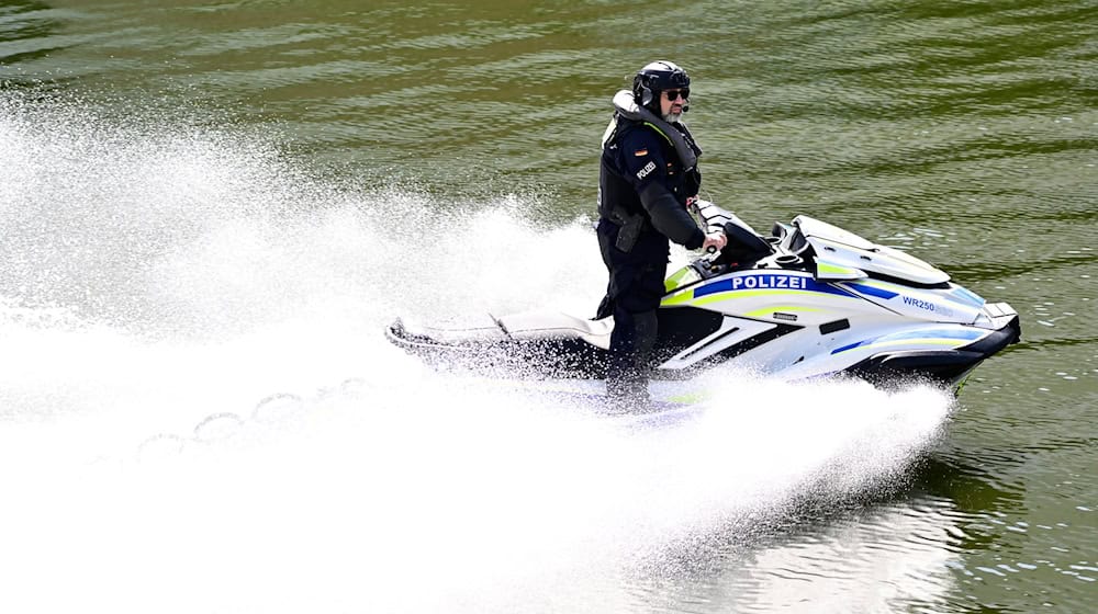 Beim Selenskyj-Besuch im August sicherte die Wasserschutzpolizei ein Jetski auf der Spree die Umgebung des Kanzleramts. (Archivbild) / Foto: Fabian Sommer/dpa