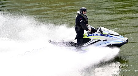 Beim Selenskyj-Besuch im August sicherte die Wasserschutzpolizei ein Jetski auf der Spree die Umgebung des Kanzleramts. (Archivbild) / Foto: Fabian Sommer/dpa