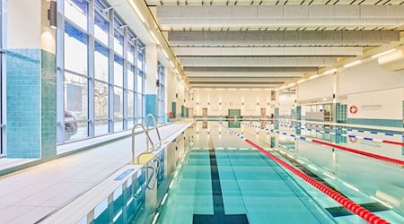 Die Becken der Berliner Schwimmbäder bleiben an Weihnachten und Silvester leer. (Archivbild) / Foto: Andreas Labes/Berliner Bäderbetriebe/dpa