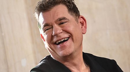 Der Musiker Peter Plate, der einst zum Duo Rosenstolz gehörte, erhält den Verdienstorden des Landes Berlin. (Archivbild) / Foto: Britta Pedersen/dpa