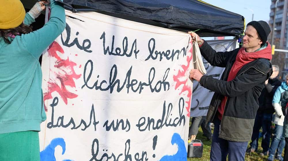 Vor dem Amtsgericht in Cottbus protestierten rund 20 Aktivisten. / Foto: Patrick Pleul/dpa