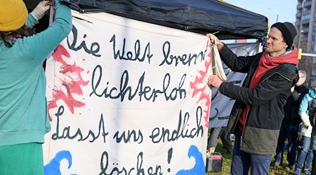 Vor dem Amtsgericht in Cottbus protestierten rund 20 Aktivisten. / Foto: Patrick Pleul/dpa