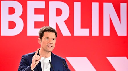 Berlins SPD-Spitzenkandidat Steffen Krach fordert eine schnelle Klärung zum Thema Böllerverbot in den Ländern. (Archivbild) / Foto: Sebastian Gollnow/dpa