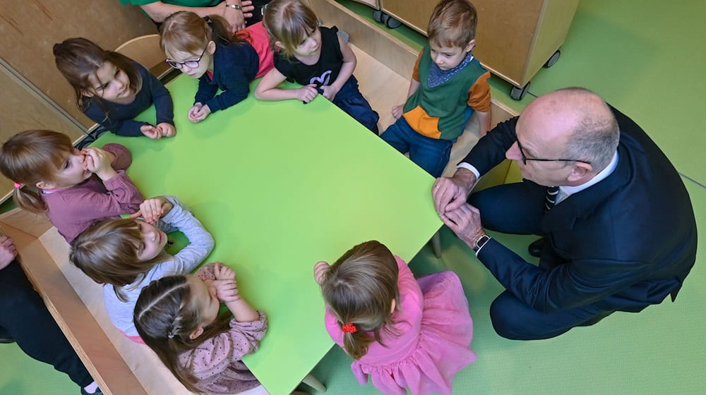Brandenburgs Ministerpräsident Dietmar Woidke (SPD) ruft Kinder zum Mitmachen beim Wettbewerb zum Kinderfest auf. (Archivbild) / Foto: Patrick Pleul/dpa/ZB