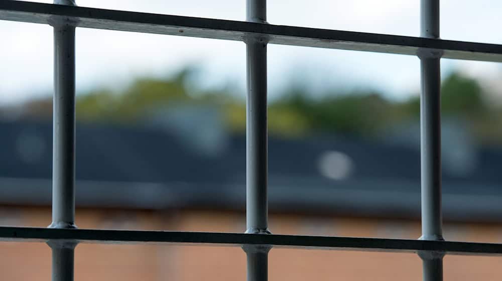 Ein Fall, der die Öffentlichkeit schockt: Im Maßregelvollzug in Brandenburg an der Havel soll ein untergebrachter Mann ein Kind schwer sexuell missbraucht haben. (Archivbild) / Foto: Patrick Pleul/dpa