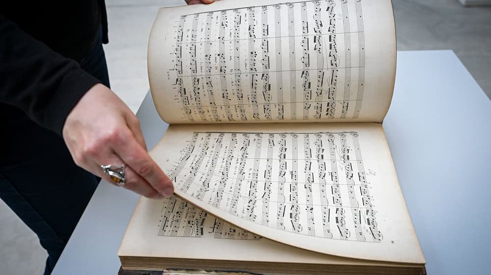 Auch eine Bach-Gesamtausgabe ist nun Teil der Brandenburgica.  / Foto: Jens Kalaene/dpa